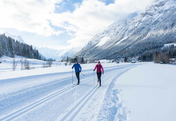 Langlaufen in Trins Zwei Personen beim Langlaufen in Trins